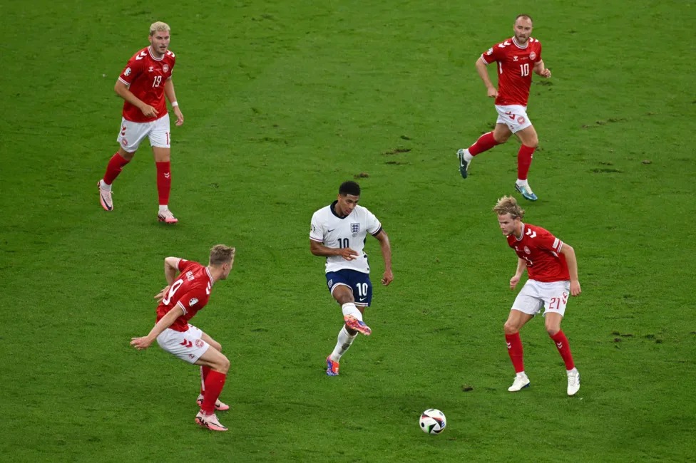 英格蘭隊(duì)的裘德·貝林厄姆在四名丹麥球員的包圍下傳球
