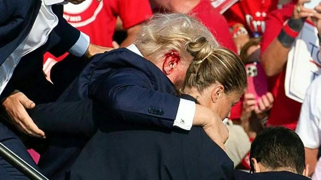 特朗普耳朵受傷流血,被工作人員保護著匆匆走下主席臺。