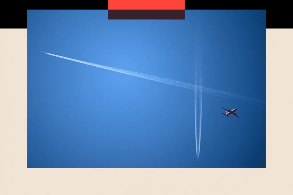 飛機在天空中留下白色條紋，凝結尾跡被一些陰謀論者稱為&ldquo;化學尾跡&rdquo;。