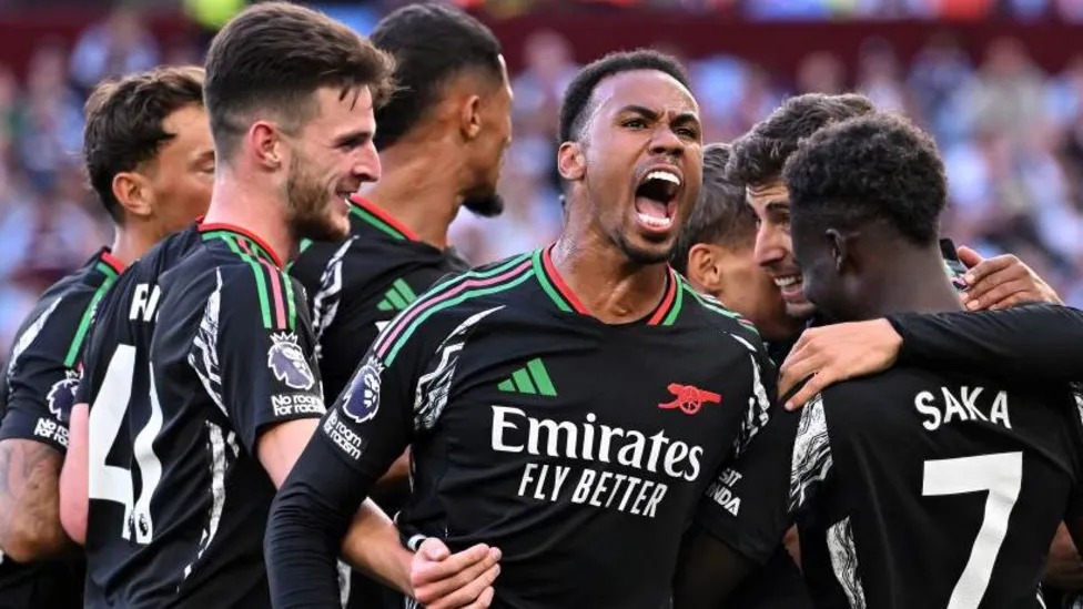 8月24日，阿森納在戰勝阿斯頓維拉的比賽中身著黑色客場球衣