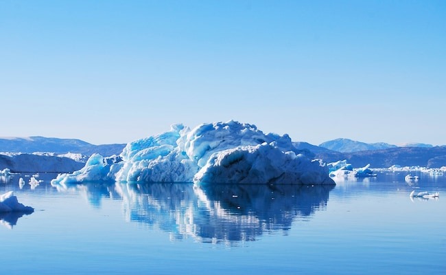 足以填滿一萬個奧林匹克游泳池的冰川已經(jīng)陷入峽灣