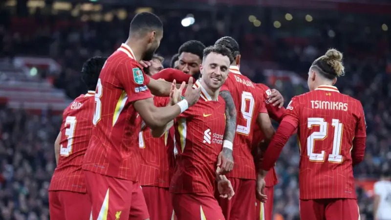 利物浦隊球員迪奧戈&middot;若塔與西漢姆聯隊的比賽中攻入第二個進球后與科迪&middot;加克波一起慶祝