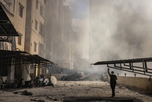 在貝魯特曾經繁華的郊區 煙霧繚繞的瓦礫和詭異的安