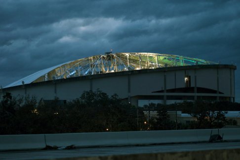 佛羅里達州圣彼得堡Tropicana球場屋頂被颶風撕破