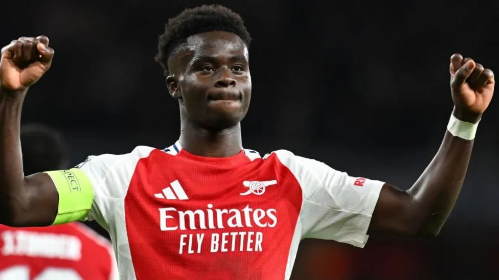 布卡約·薩卡慶祝阿森納在歐冠聯賽中對陣巴黎圣日耳曼隊的第二個進球