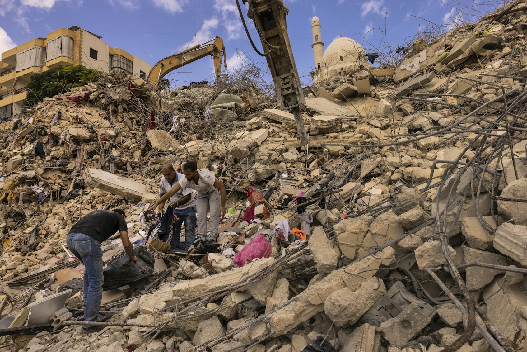 2024年10月1日，黎巴嫩沿海城市西頓郊區的巴勒斯坦難民營艾因德爾布(Ainel-Delb)的一棟建筑被空襲摧毀