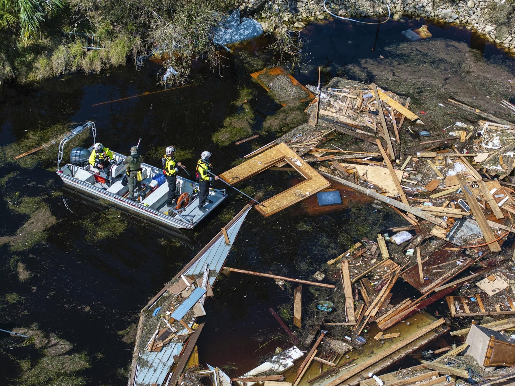 2024年9月28日,搜救人員在佛羅里達州基頓海灘的一條運河上巡邏尋找失蹤人員。