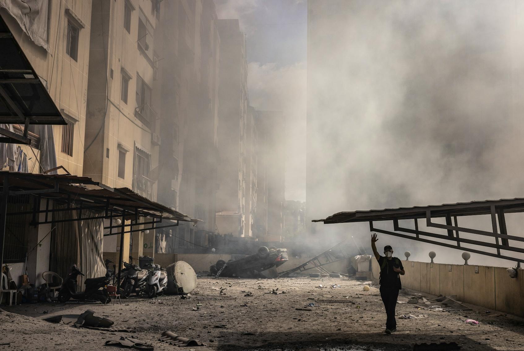 2024年10月2日星期三，一輛翻倒的汽車，旁邊是以色列對貝魯特以南郊區達希耶進行一周以色列空襲后留下的悶燒殘骸。