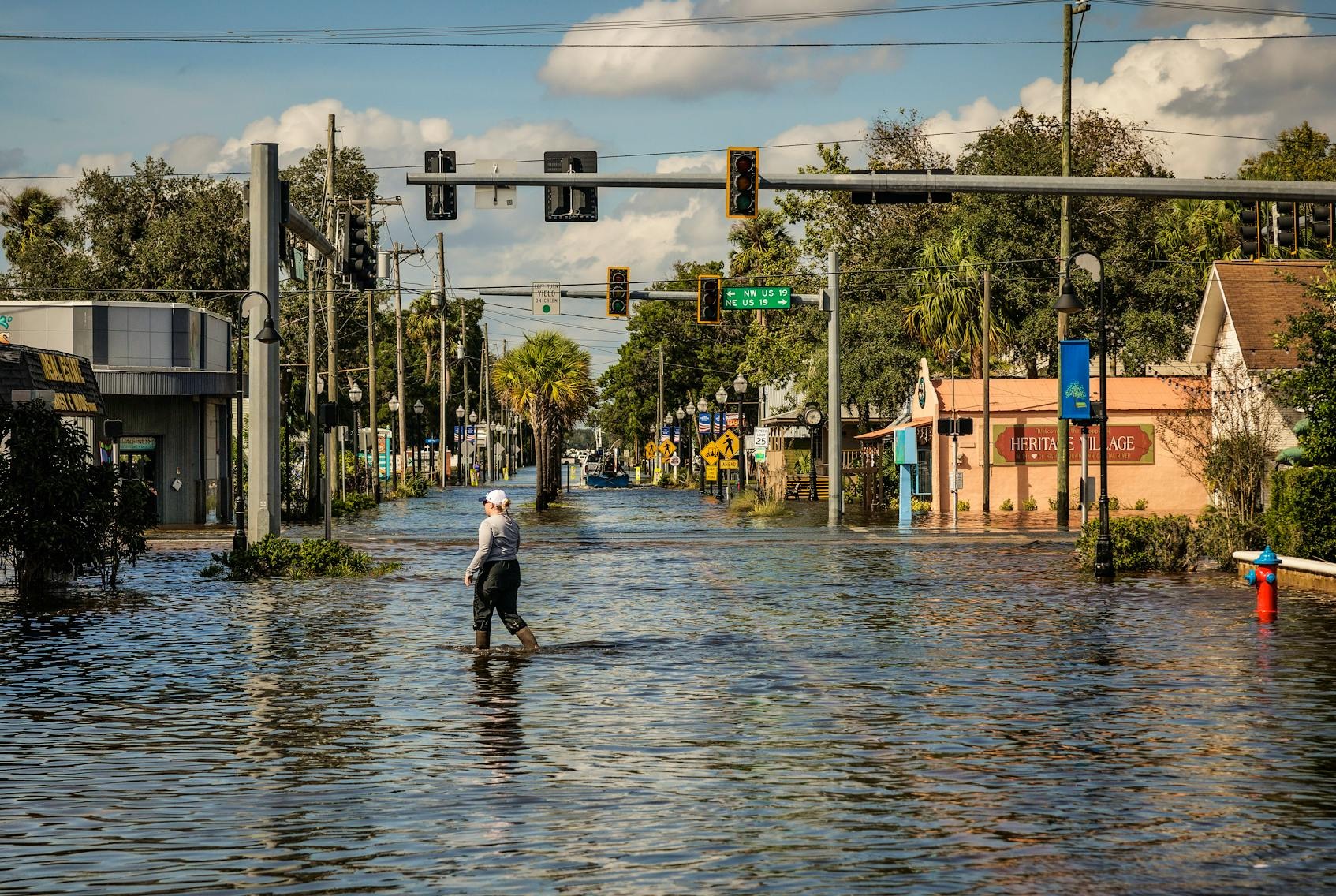 2024年9月27日,颶風海倫穿過佛羅里達州水晶河后,柑橘大道上的洪水仍然存在。