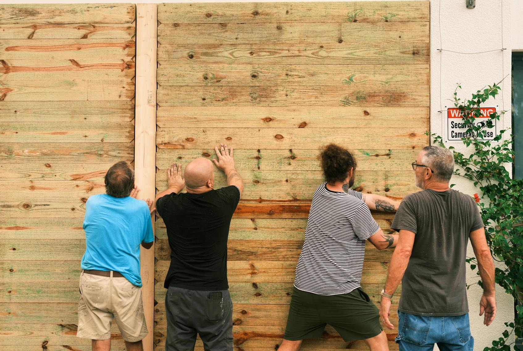 2024年10月7日星期一,佛羅里達州圣彼得堡,居民安裝木板來保護窗戶。
