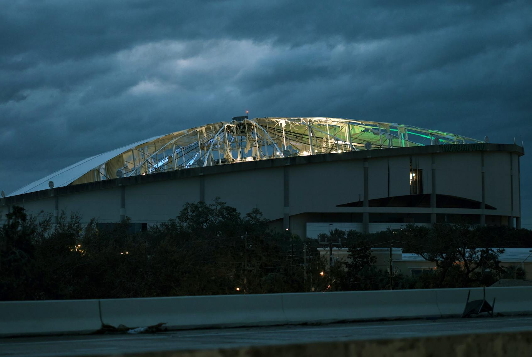 佛羅里達州圣彼得堡Tropicana球場屋頂被颶風撕破