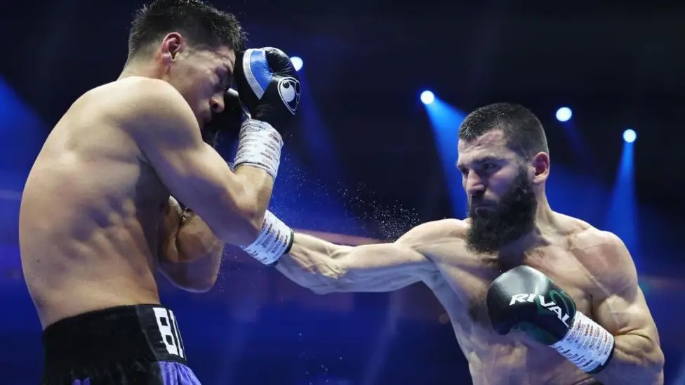 阿圖爾&middot;貝特比耶夫(ArturBeterbiev)右勾拳擊中德米特里&middot;比沃爾(DmitryBivol)