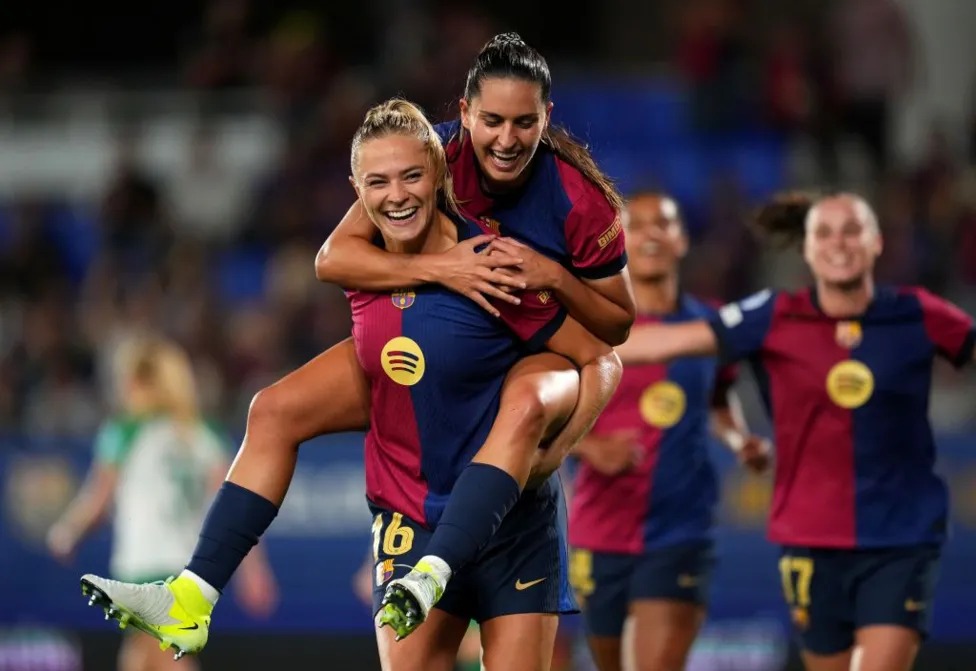 弗里多琳娜&middot;羅爾福(FridolinaRolfo)與基卡&middot;拿撒勒(KikaNazareth)一起慶祝