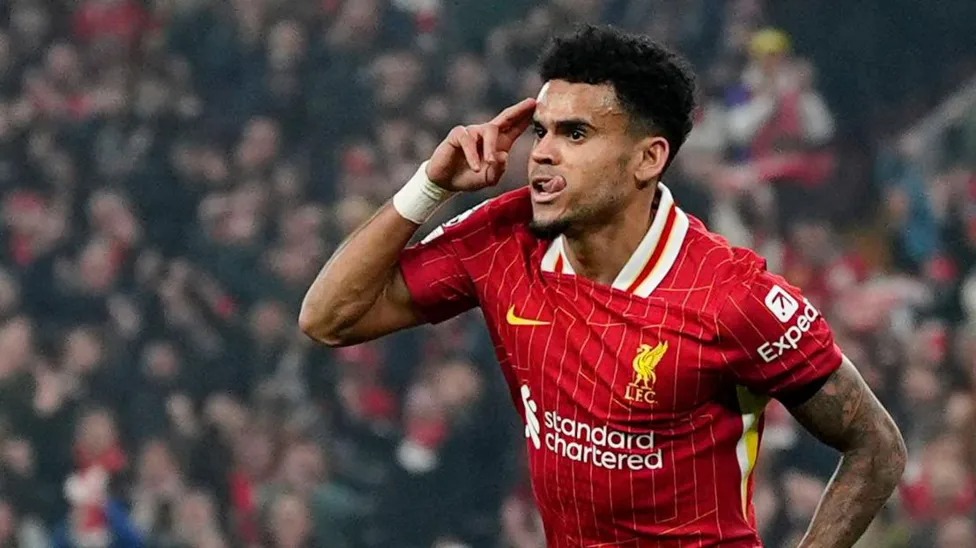 利物浦隊球員路易斯·迪亞茲在安菲爾德慶祝歐冠對陣勒沃庫森的首場比賽