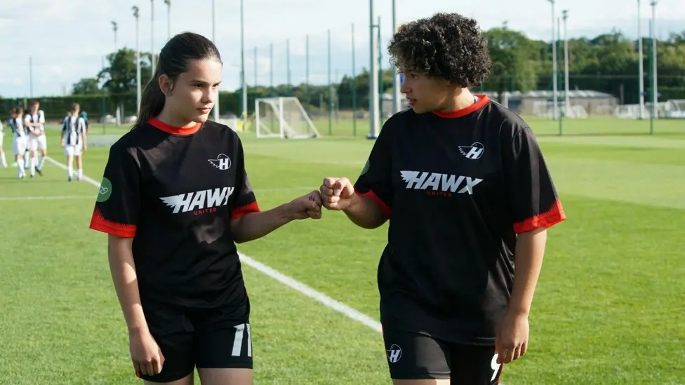 邁莉（左）和泰特在《JJFC》中扮演克里斯蒂娜和利亞。兩人的角色都是前鋒