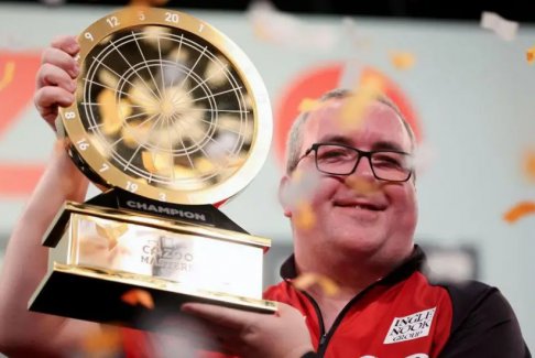 克里斯·薩頓的英超聯賽預測 預測嘉賓飛鏢明星斯蒂