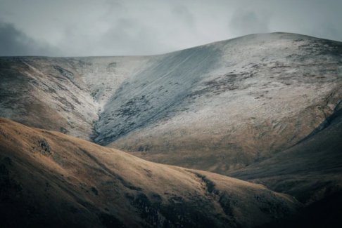 英國(guó)男子從赫爾維林山600英尺高處墜落身亡