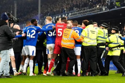 利物浦和埃弗頓兩隊球員在默西塞德郡德比戰結束時