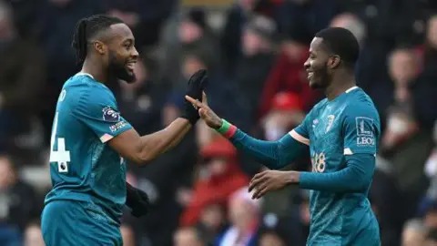 安托萬·塞梅尼奧和丹戈·瓦塔拉慶祝