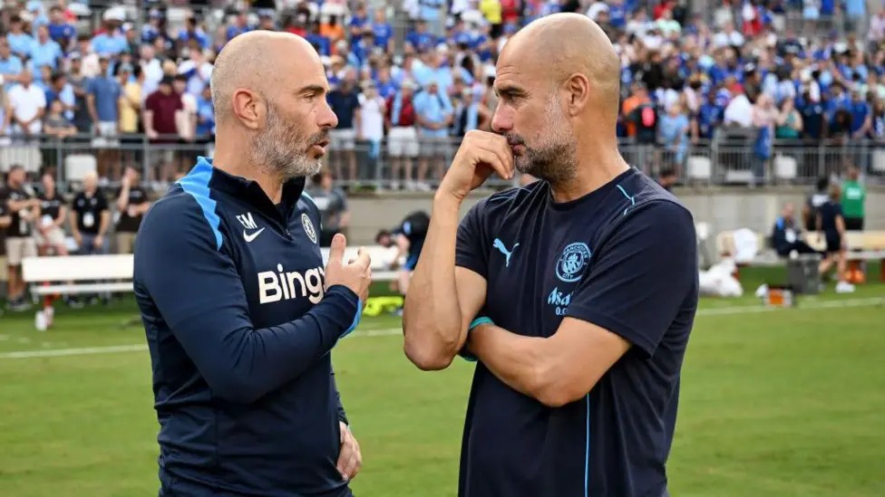 恩佐&middot;馬雷斯卡與瓜迪奧拉交談