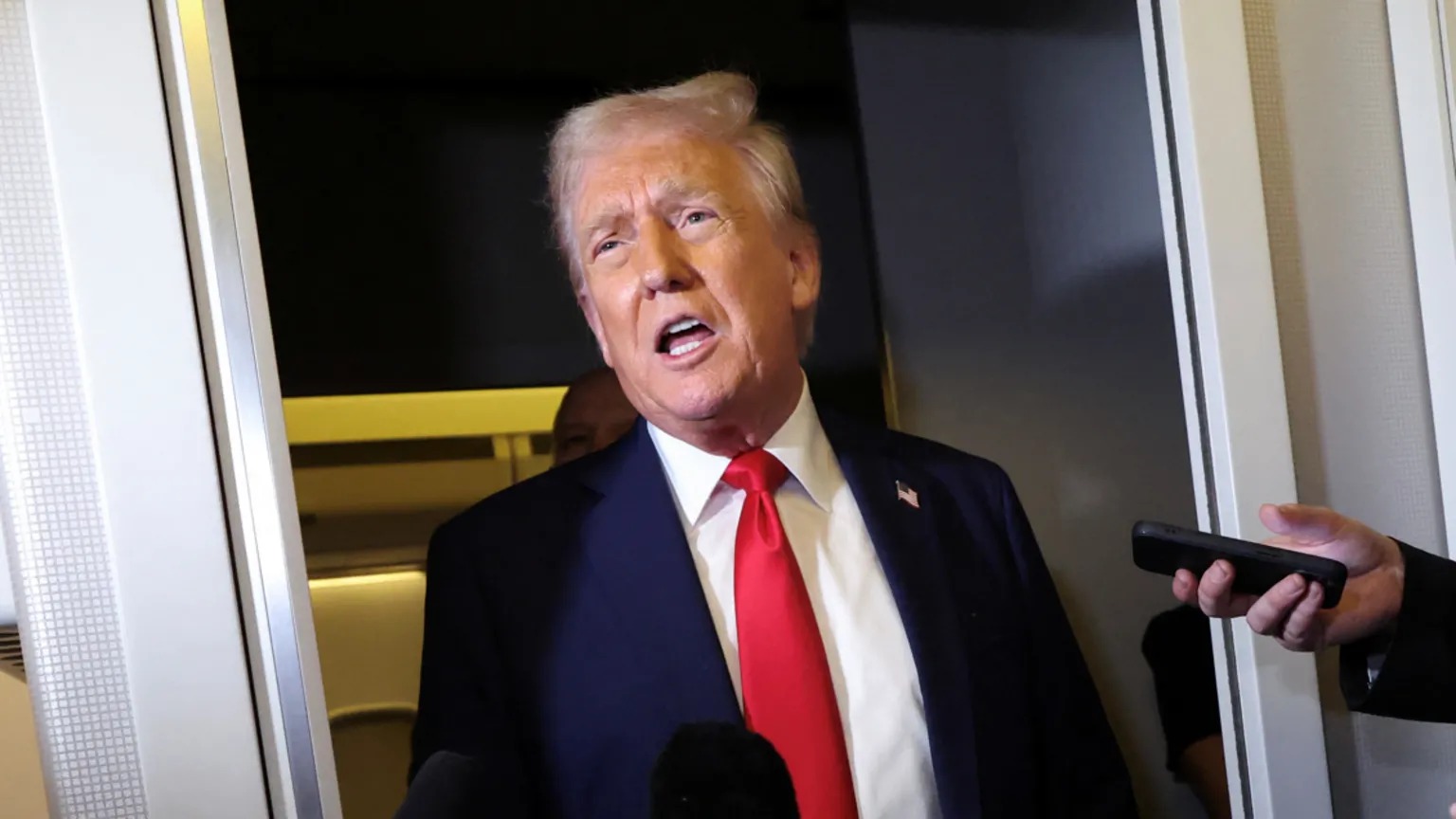 特朗普周日在空軍一號上對記者發表講話