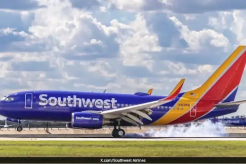 美國航班女乘客脫光衣服在座位上排便導致停飛