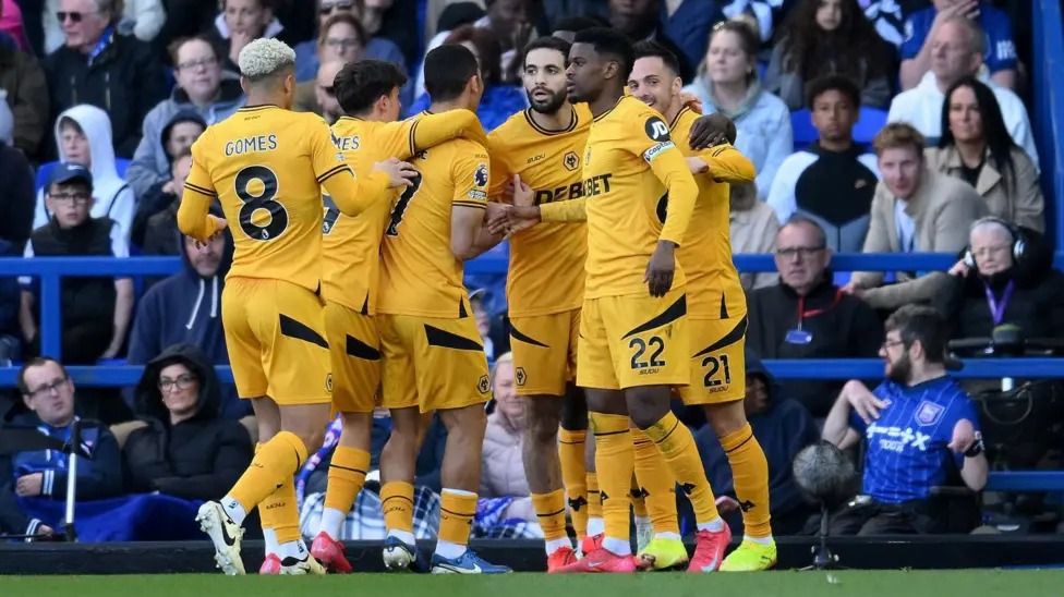 狼隊慶祝帕布羅·薩拉比亞在客場戰勝伊普斯維奇的比賽中扳平比分