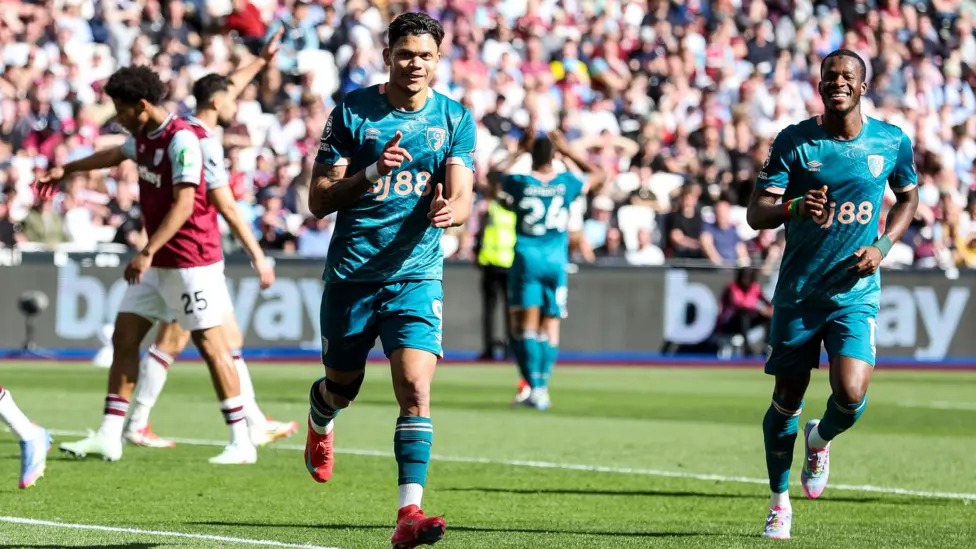 埃瓦尼爾森在西漢姆聯隊與伯恩茅斯隊的英超聯賽比賽中進球，將比分改寫為1-0后慶祝