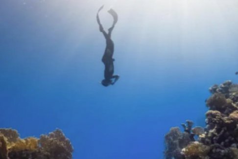 張曉涵在印度尼西亞打撈掉落的GoPro相機時溺水身亡