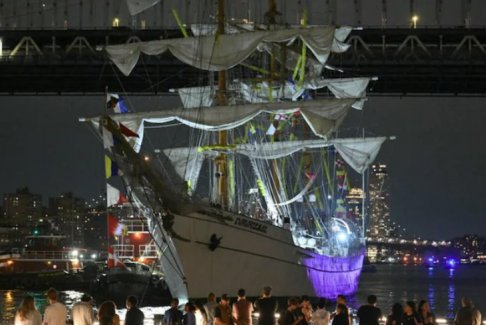 墨西哥海軍艦艇與紐約布魯克林大橋相撞