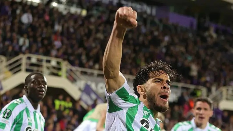 埃扎爾祖利在佛羅倫薩慶祝他的致勝進球