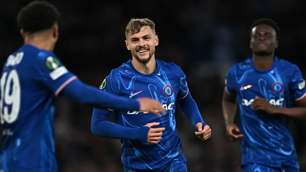 切爾西隊的基爾南·德斯伯里·霍爾(KiernanDewsbury-Hall)慶祝攻破佐加頓斯隊的球門