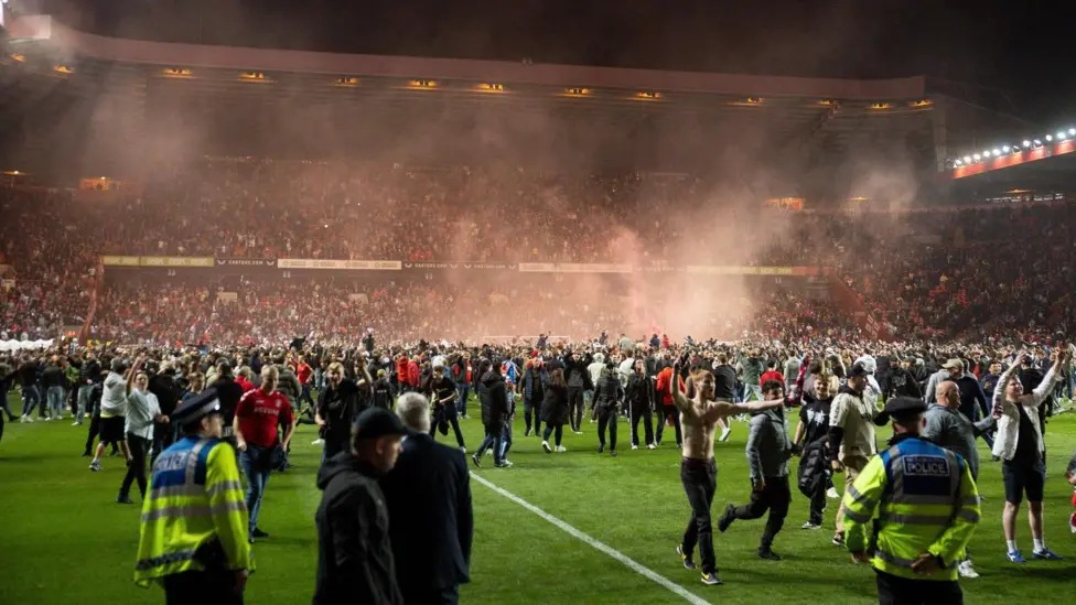 終場哨聲響起后,查爾頓球迷涌入球場慶祝