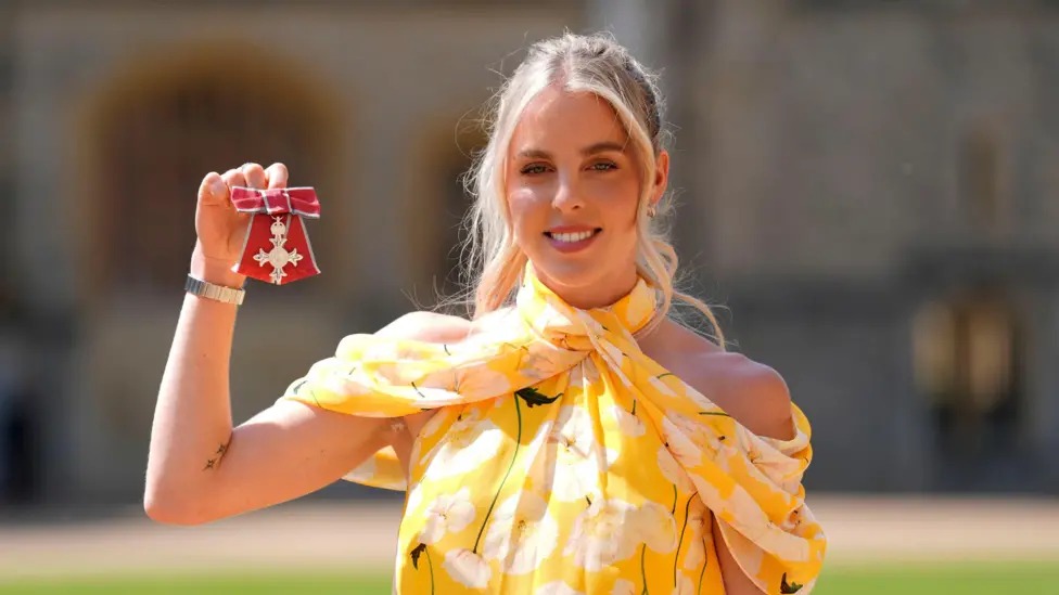 基莉·霍奇金森在溫莎城堡接受大英帝國(guó)員佐勛章