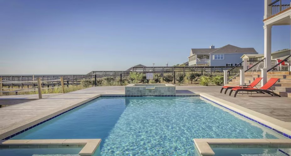 這個(gè)備受爭(zhēng)議的泳池標(biāo)志在網(wǎng)上瘋傳，引發(fā)了人們對(duì)其指導(dǎo)方針的憤怒。