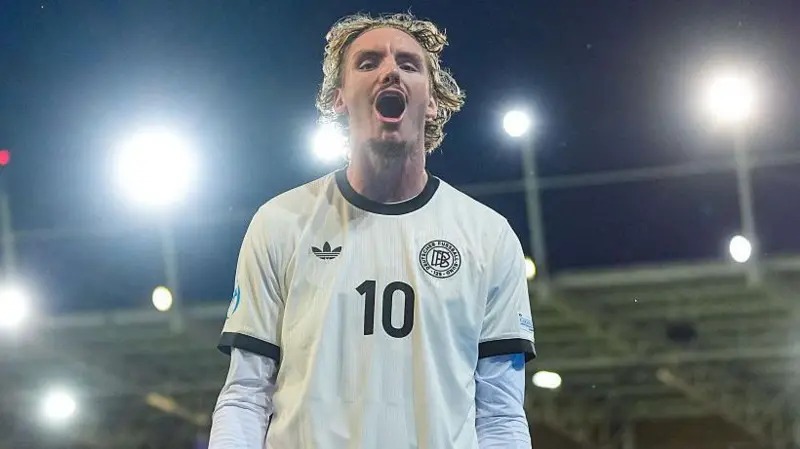 尼克·沃爾特馬德慶祝進球