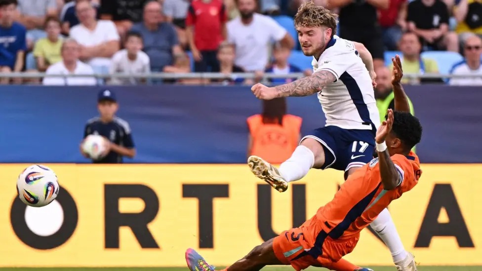 哈維·埃利奧特梅開二度,助英格蘭 U21 隊晉級 2025 年歐洲杯決賽