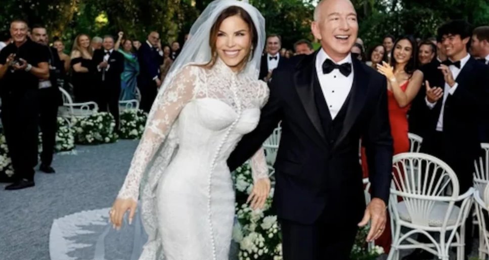 頒獎典禮上,馬泰奧·波切利演唱了貓王埃爾維斯·普雷斯利的《情不自禁墜入愛河》