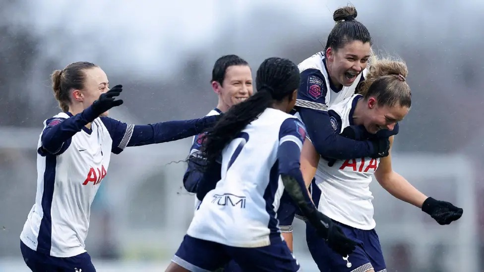 奧利維亞·霍爾特慶祝在2025年1月對陣水晶宮的比賽中打入托特納姆熱刺隊的第三粒進球