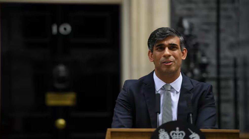 2000 年，里希&middot;蘇納克 (Rishi Sunak) 首次在高盛擔任投資銀行暑期實習生。