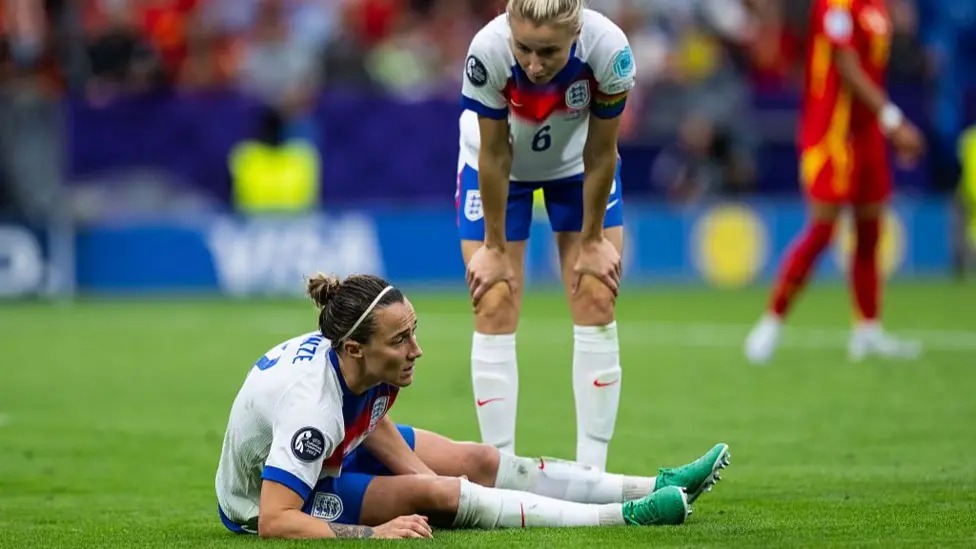 2025年歐洲杯決賽英格蘭對陣西班牙期間,英格蘭隊的露西·布朗澤倒在地上。