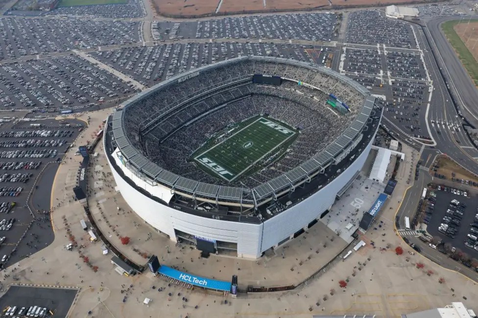 大都會人壽體育場可容納82,500名觀眾,是NFL最大的體育場,并將舉辦2026年世界杯決賽