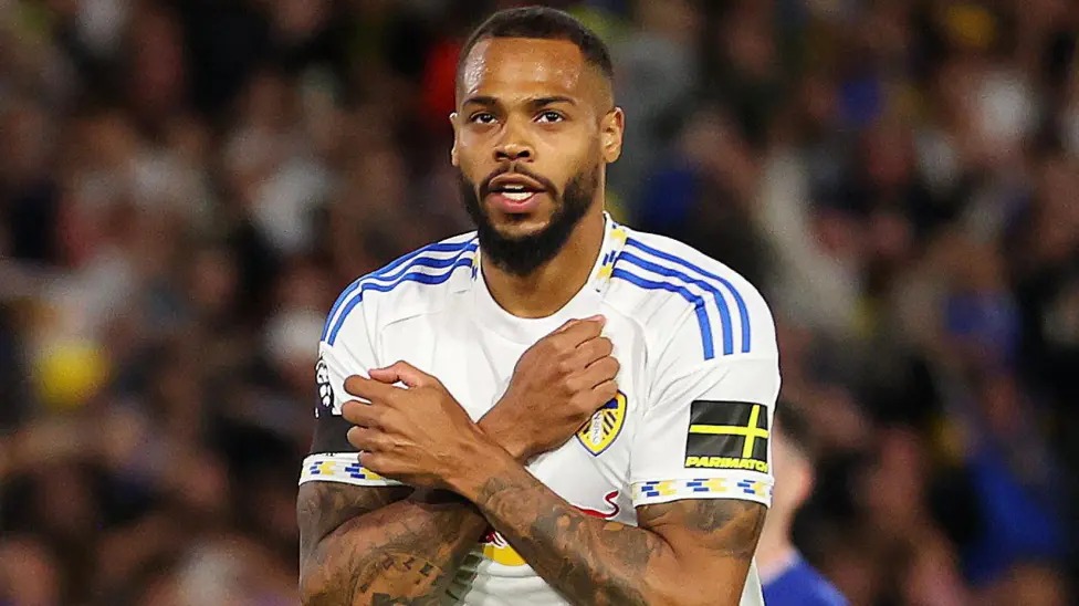 盧卡斯·恩梅查在埃蘭路球場對陣埃弗頓的比賽中為利茲聯(lián)隊主場點球破門,并取得領(lǐng)先后慶祝