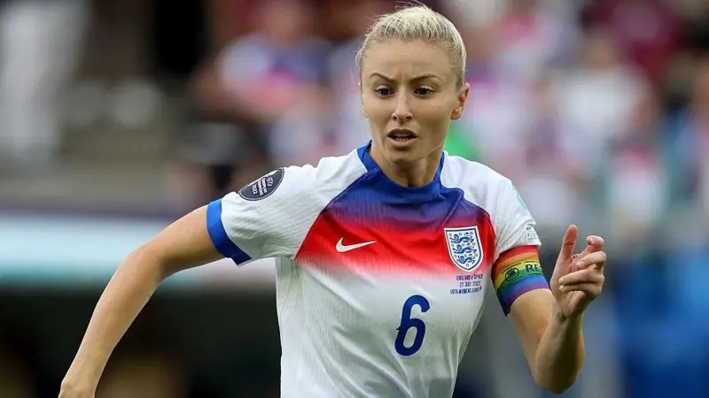 今年夏天，萊婭&middot;威廉姆森率領英格蘭隊在歐洲杯上擊敗西班牙隊，成為首位在海外捧起歐洲重要獎杯的英格蘭隊長。