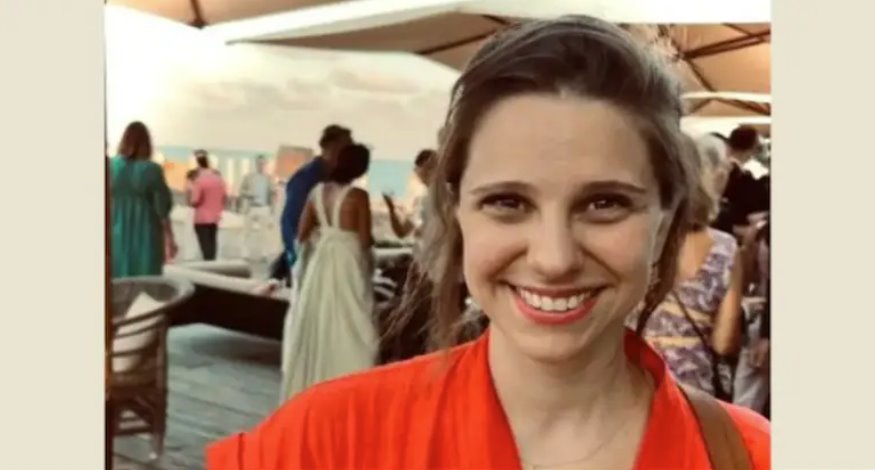 她離開是為了追求自己的個人愛好,即利用藝術、音樂和講故事來幫助人們。