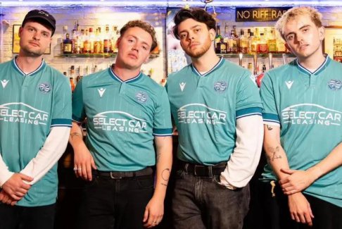 克里斯·薩頓的英超聯賽預測 嘉賓樂隊主唱湯米·朗