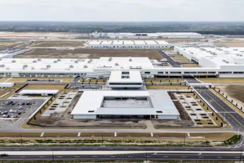 美國電池廠現(xiàn)場突襲行動(dòng)逮捕了300多名韓國人