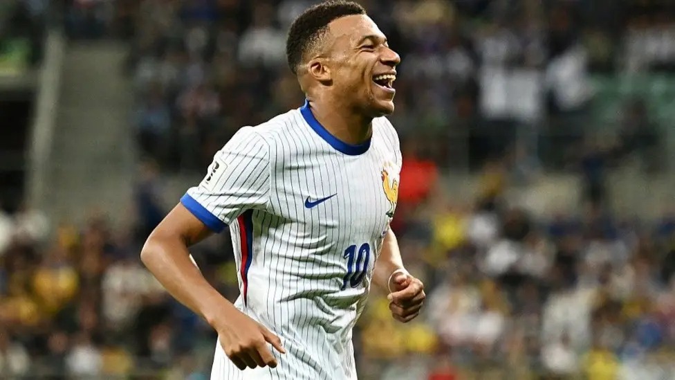 姆巴佩代表法國隊對陣烏克蘭隊進球后笑容滿面