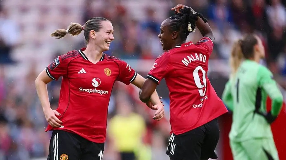 進球者伊麗莎白·特蘭德(左)和梅爾文·馬拉德慶祝曼聯(lián)對陣萊斯特城的第二個進球