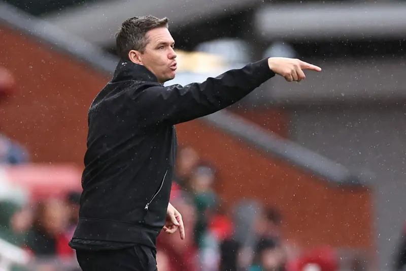 2025年9月7日,曼聯主教練兼經理馬克·斯金納(MarcSkinner)在英格蘭利的利體育村參加曼聯與萊斯特城之間的巴克萊女子超級聯賽比賽。